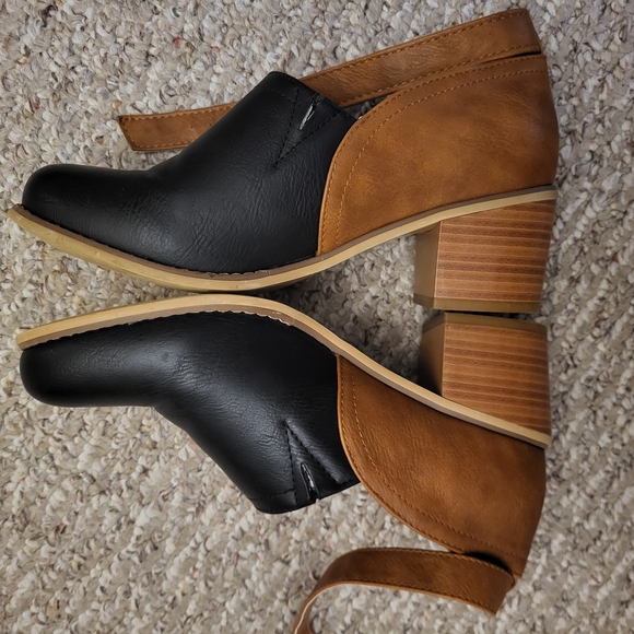Black and Tan Mules with Chunky Wooden Heel - Picture 6 of 10